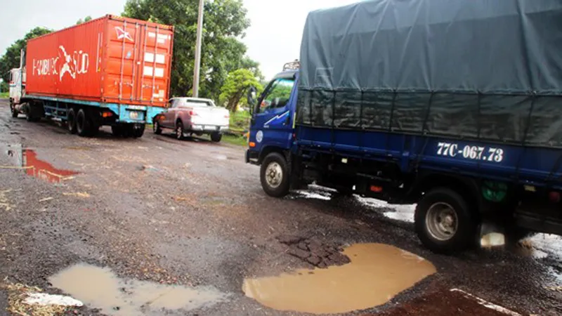 Không “kéo cưa” trách nhiệm sửa chữa hư hỏng QL1A