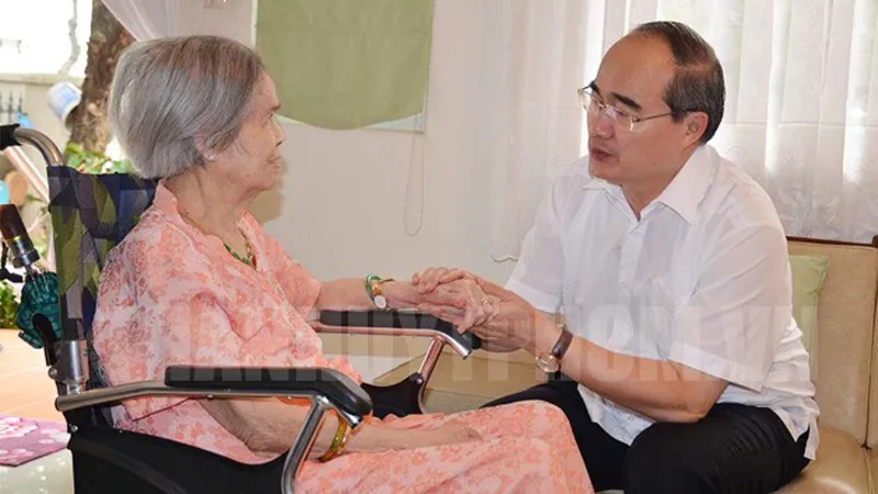 Bí thư Thành ủy TPHCM Nguyễn Thiện Nhân ân cần thăm hỏi đồng chí Nguyễn Thị Vân, phu nhân Tổng Bí thư Lê Duẩn