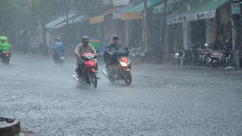 Bão số 9 sắp đổ bộ, Nhiệt điện Vĩnh Tân tạm dừng vận hành, từ chiều nay TPHCM sẽ mưa lớn