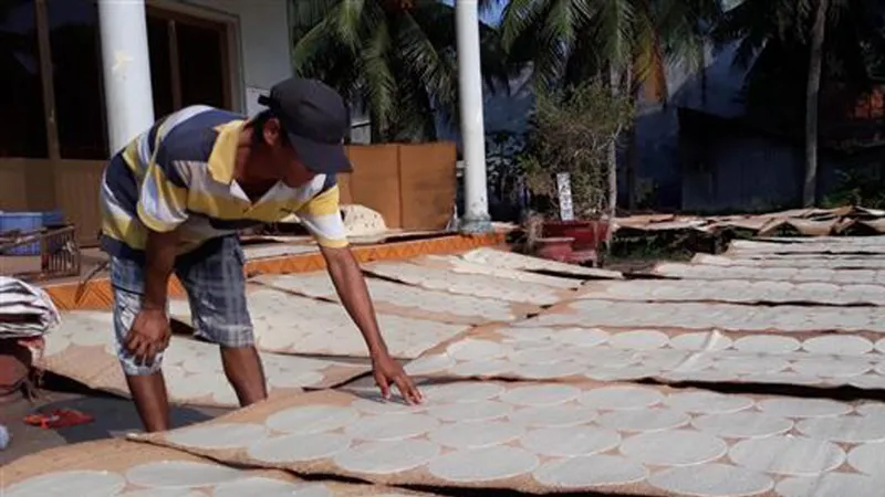 Tuần lễ Văn hóa, du lịch về nghề làm bánh tráng phơi sương Trảng Bàng