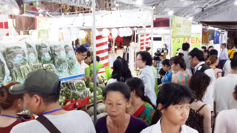 Người dân mua sắm các sản phẩm có nguồn gốc sản xuất an toàn