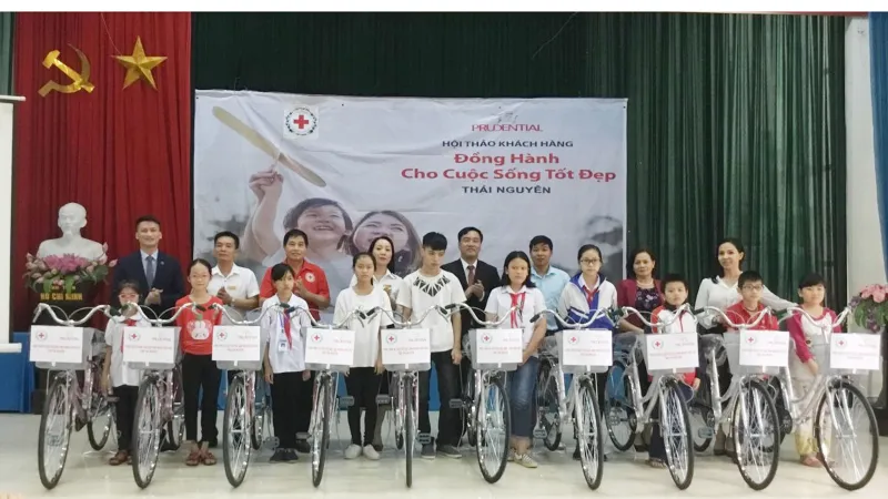  Công ty Prudential tặng xe đạp cho các em có hoàn cảnh khó khăn và học giỏi nhân dịp tổ chức Hội thảo khách hàng "Đồng hành cho cuộc sống tốt đẹp" tại Thái Nguyên