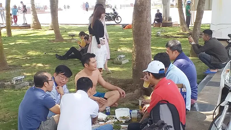 Vô tư ăn nhậu trong Công viên Bãi Sau (TP Vũng Tàu)