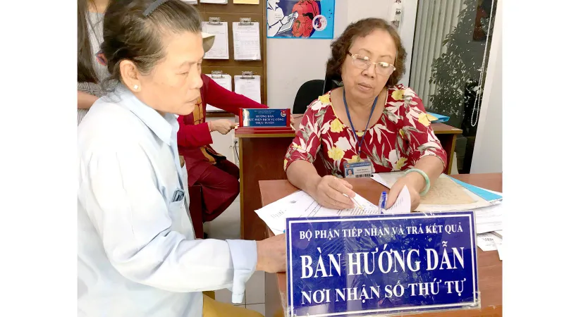 Giúp dân làm thủ tục hành chính
