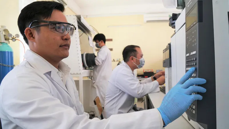 Th.S Nguyễn Văn Mỷ tại Trung tâm Nghiên cứu vật liệu cấu trúc nano và phân tử. Ảnh: HOÀNG HÙNG