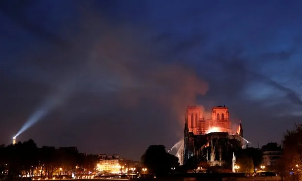 Vụ cháy Nhà thờ Đức Bà Paris: Bảo toàn được phần tháp chuông chính và tường nhà thờ