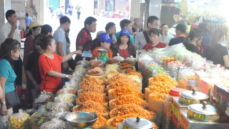 Mua bán tại một sạp trong chợ An Đông. Ảnh: THÀNH TRÍ