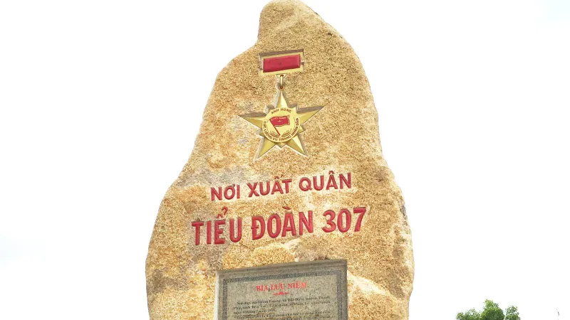 Trước bia tưởng niệm ngày xuất quân