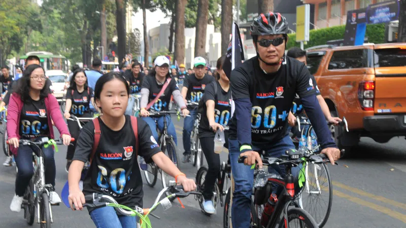 Đi xe đạp trên đường Phạm Ngọc Thạch. Ảnh: THÀNH TRÍ