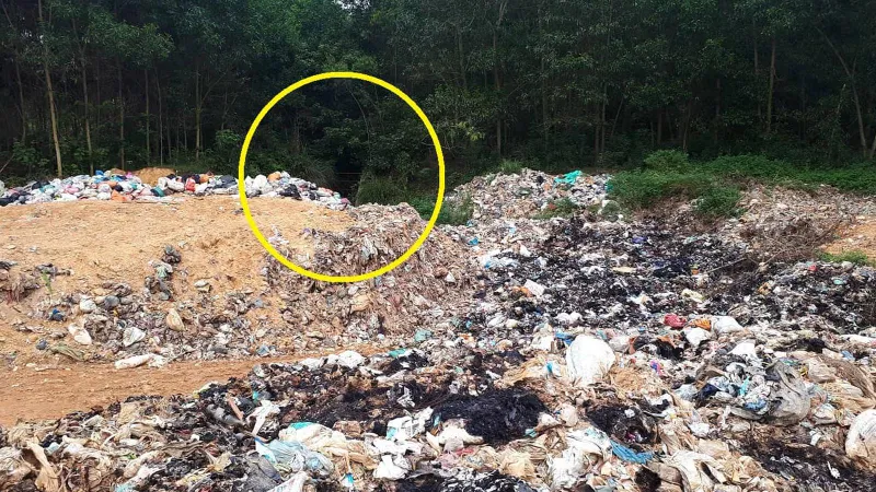 Một góc bãi rác thải và khe nước đổ về hạ lưu