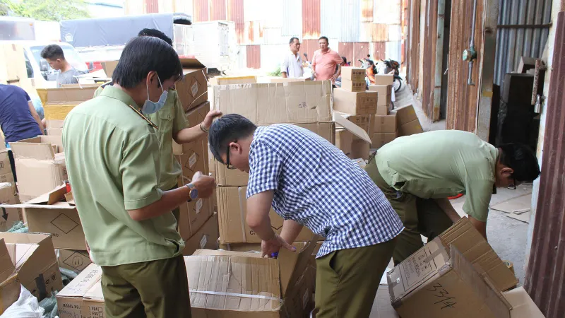 Phát hiện kho lớn nghi chứa hàng lậu
