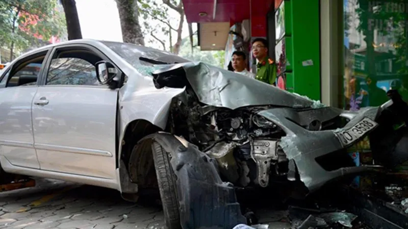 Xe Mercedes đâm liên tiếp 3 căn nhà, 1 người chết, 2 người bị thương