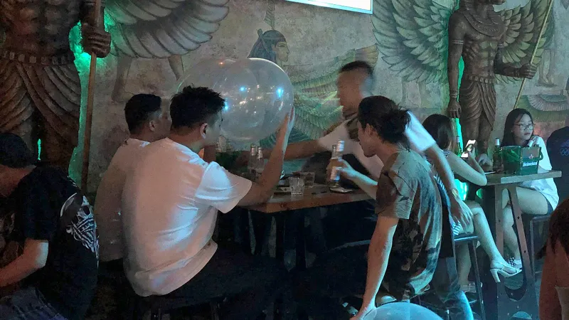 Bóng cười, shisha tràn ra phố