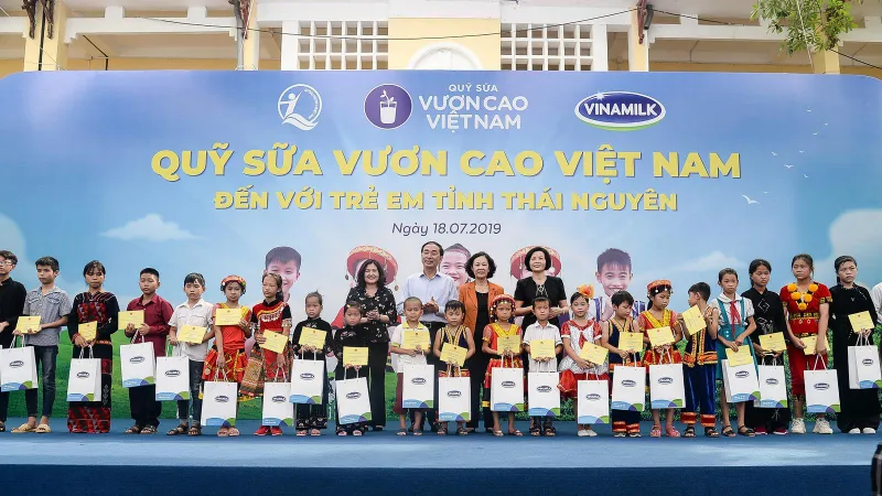 Trao tặng hơn 70.000 ly sữa cho trẻ em tỉnh Thái Nguyên