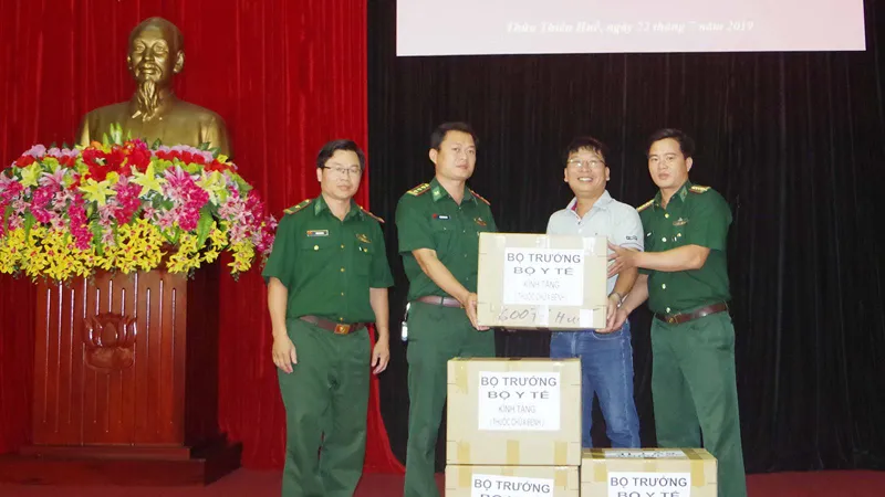 Báo SGGP tặng thuốc chữa bệnh cho đồng bào Trường Sơn