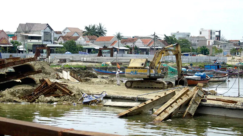 Cảnh ngổn ngang làng biển và tàu cá chìm nhiều năm mà không ai trục vớt