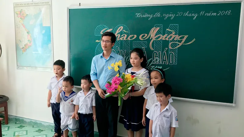 Thầy Bành Hữu Tình trong lớp học của mình ở Trường Sa