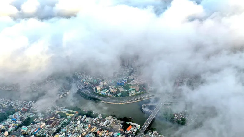 TPHCM đẹp ngỡ ngàng khi “ẩn hiện” trong mây