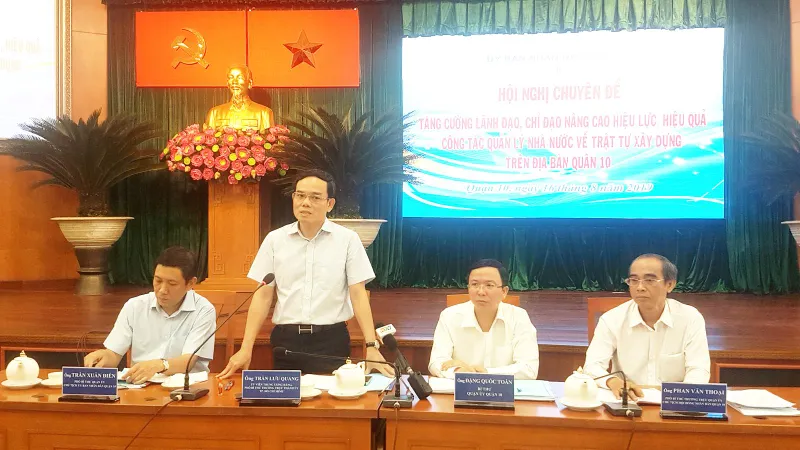 Phó Bí thư Thường trực Thành ủy TPHCM Trần Lưu Quang phát biểu chỉ đạo tại hội nghị về công tác quản lý trật tự xây dựng của quận 10. Ảnh: HOÀI NAM