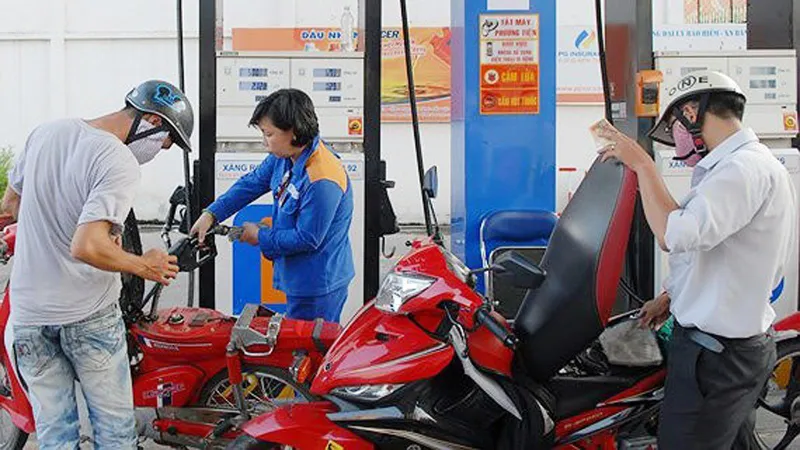 Giá xăng giảm hơn 100 đồng/lít từ 15 giờ ngày 31-8