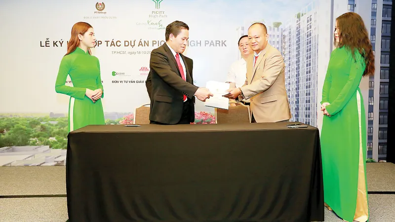 Đại diện Pi-Gruop và Liên danh Apave - Hà Đô ký kết