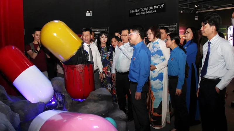 Đông đảo người trẻ tham quan nhà triển lãm hại của ma túy”