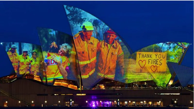 Nhà hát Opera Sydney chiếu sáng những cánh buồm để tưởng nhớ những người lính cứu hỏa