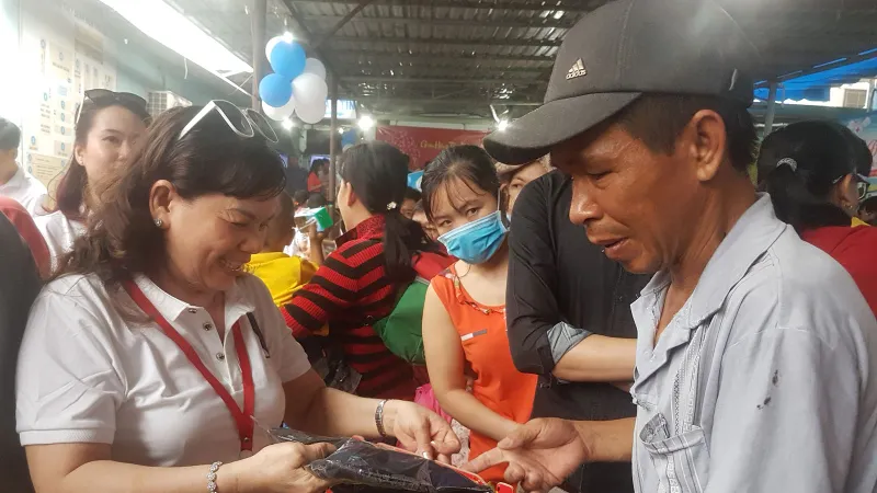 Sắm tết ở phiên chợ nghĩa tình