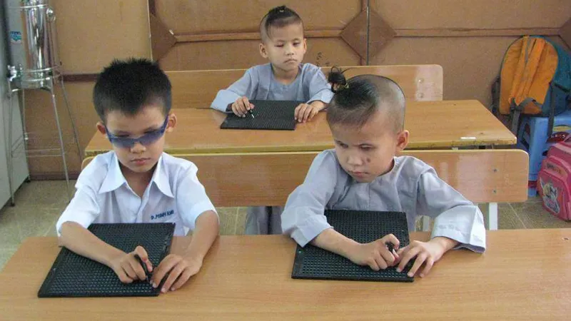 Chuyển SGK mới sang sách chữ nổi Braille cho học sinh khiếm thị