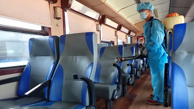 Phun thuốc phòng dịch nCoV trên địa bàn TPHCM. Ảnh: HOÀNG HÙNG