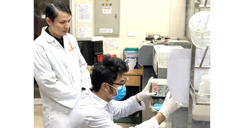 TS Lê Quang Hòa và đồng nghiệp trong phòng thí nghiệm