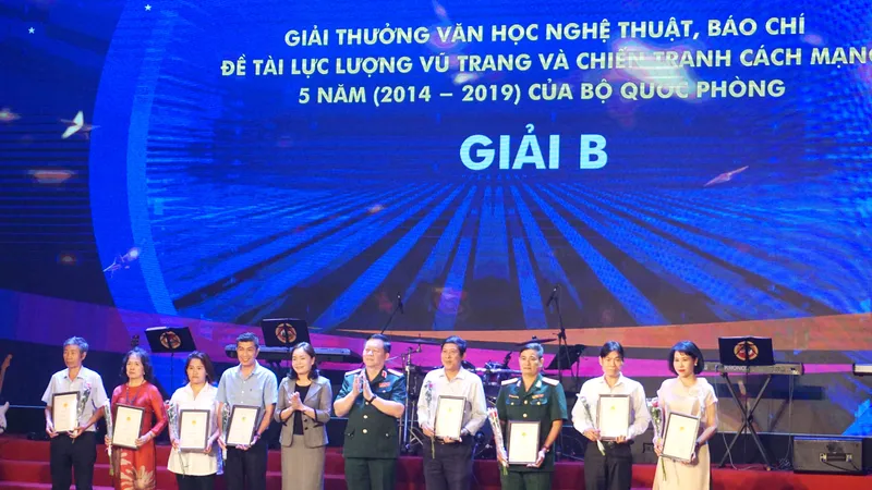 Bộ Quốc phòng trao giải thưởng VHNT, báo chí cho các tác giả phía Nam