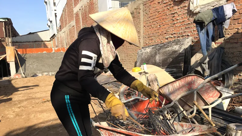 Lao động nữ tuổi trung niên rất khó tìm được việc làm, hoặc phải chấp nhận làm công việc nặng nhọc. Ảnh: BÙI ANH TUẤN 