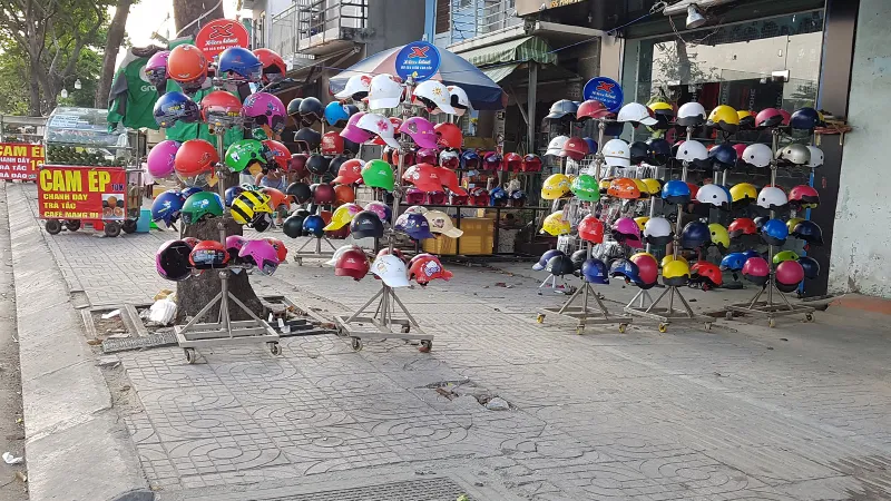 Nón bảo hiểm giá rẻ bày bán tràn lan trên vỉa hè đường Phạm Văn Đồng