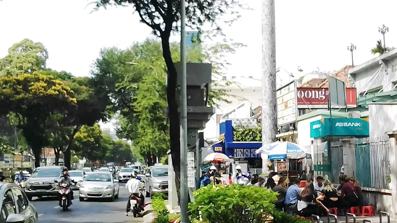 Hàng rong lại tràn khắp vỉa hè 