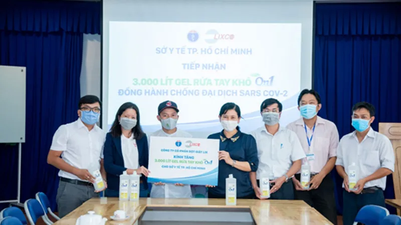 Chung tay cùng cộng đồng chống dịch Covid-19: Lixco tặng 3.000l gel rửa tay khô cho sở Y tế TPHCM