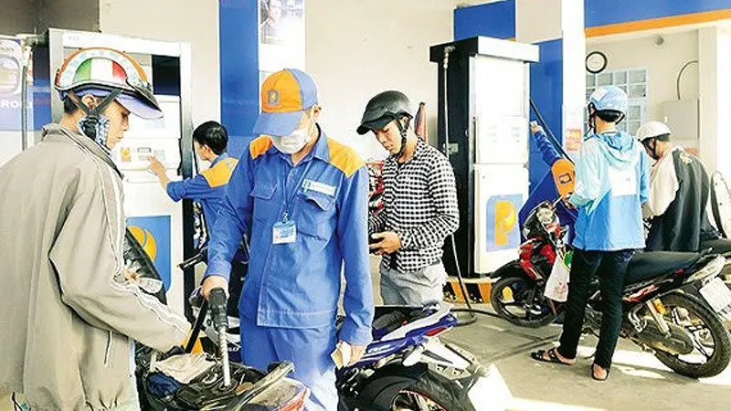 Từ 15 giờ ngày 13-4, giá xăng A95 giảm còn 11.930 đồng/lít