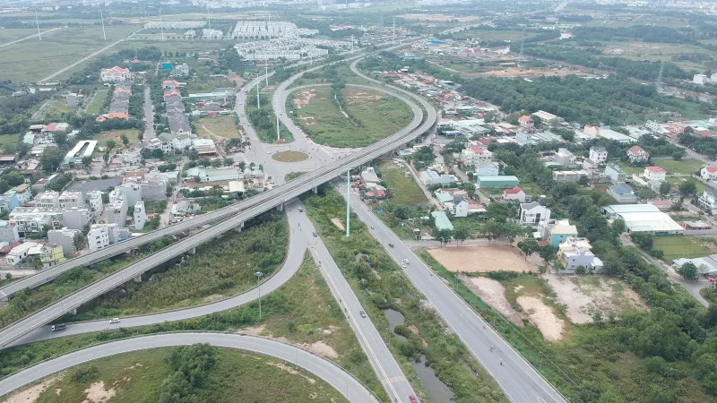 Cánh phía Đông đã mở