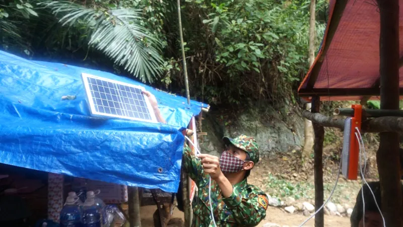 Lắp đèn thắp sáng bằng năng lượng mặt trời tại huyện Nam Giang