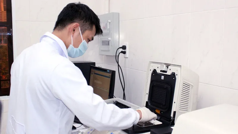 Nhân viên Trung tâm Kiểm soát bệnh tật tỉnh Đồng Nai thực hiện xét nghiệm trên hệ thống máy Real-time PCR