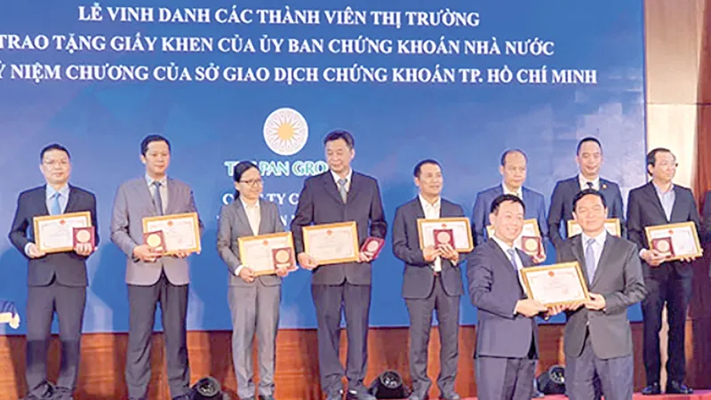 Tập đoàn Xây dựng Hòa Bình được vinh danh trong Lễ kỷ niệm 20 năm thành lập HOSE