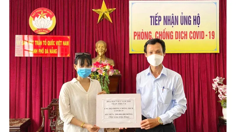 Đại diện gia đình Hoa hậu Tiểu Vy trao tiền ủng hộ Ủy ban MTTQ Việt Nam TP Đà Nẵng