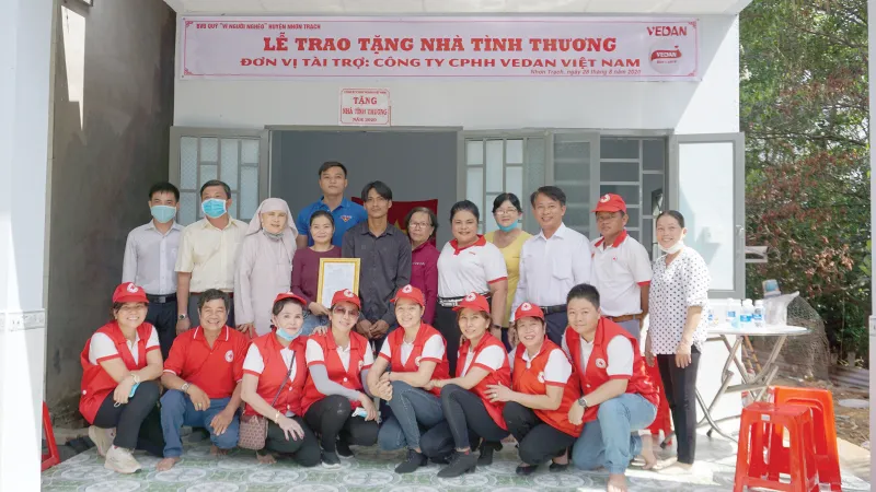 Bà Nguyễn Thị Thu Thủy (Phó giám đốc đối ngoại Công ty CPHH Vedan Việt Nam) và gia đình cùng đại diện các ban ngành đoàn thể huyện Nhơn Trạch trong buổi trao tặng mái ấm tình thương
