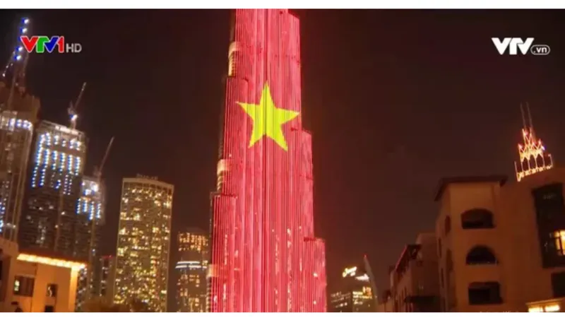 Quốc kỳ Việt Nam tung bay tại tòa tháp cao nhất thế giới Burj Khalifa ở Dubai