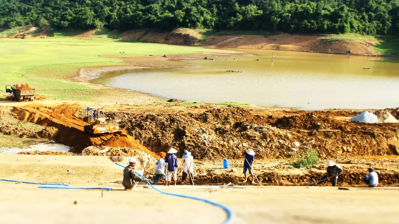 Chạy đua công trình phòng chống bão lũ 