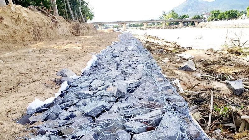Kè chống sạt lở qua xã Vĩnh Thạnh, TP Nha Trang thi công dở dang