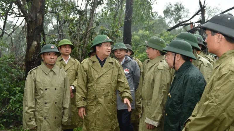 Phó Thủ tướng Trịnh Đình Dũng chỉ đạo công tác cứu hộ tại thủy điện Rào Trăng 3