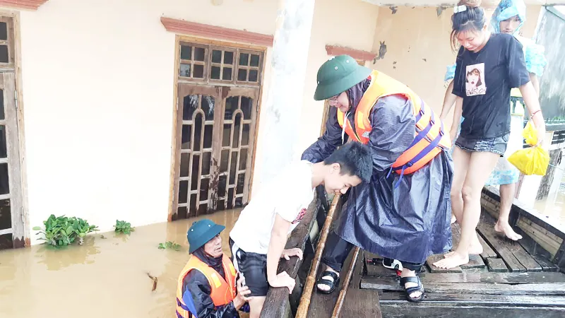 Dầm lũ giúp dân