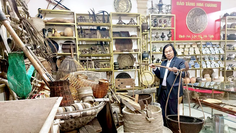 Ông Nguyễn Quang Cương bên các hiện vật trưng bày tại Bảo tàng Hoa Cương