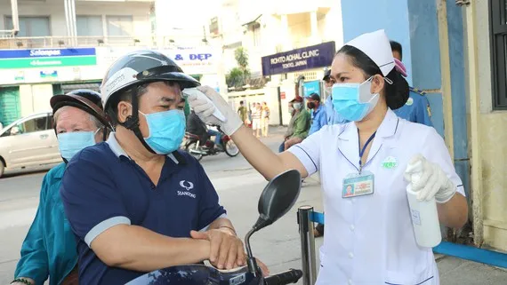 Người dân đến thăm khám tại Bệnh viện Da liễu TPHCM đều được đo thân nhiệt ngay từ cổng bệnh viện